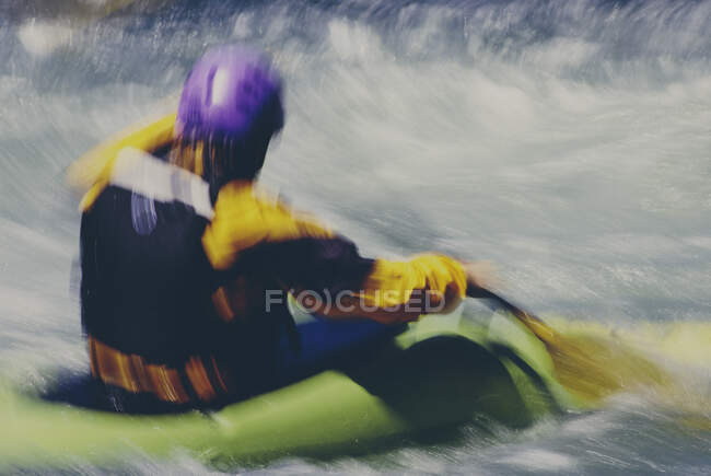 Длительное воздействие женских каякеров на гребные пороги и серфинг на быстротечной реке. — стоковое фото