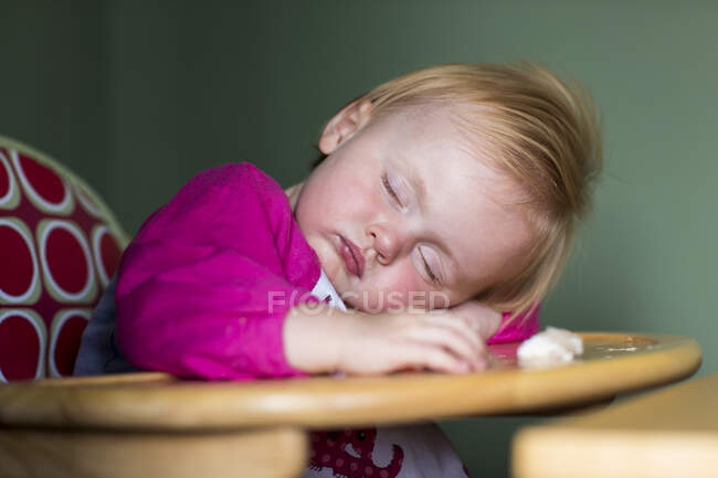 Schlafendes Baby im Hochstuhl — Stockfoto
