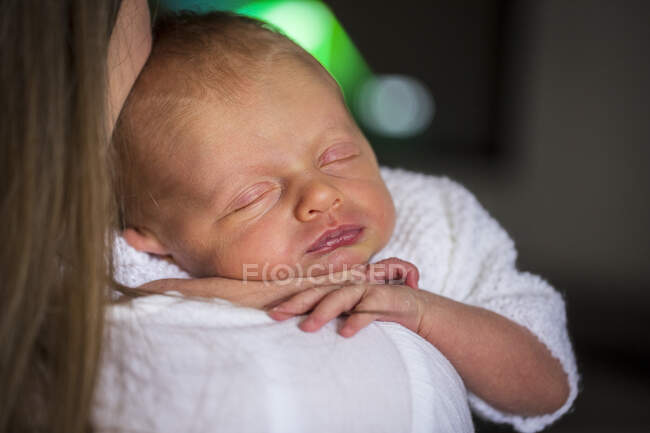 Retrato do bebê dormindo no ombro da mãe — Fotografia de Stock