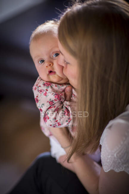 Donna che bacia un bambino sulla guancia — Foto stock