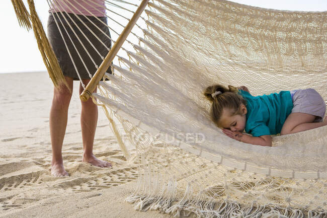 Jeune fille dans hamac, Cabo San Luca, Mexique — Photo de stock