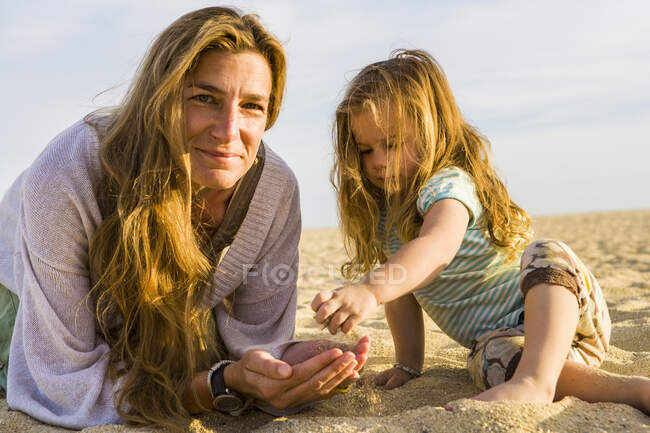 Мати і дочка грають на пляжі в Сан - Лукасі (Мексика). — стокове фото