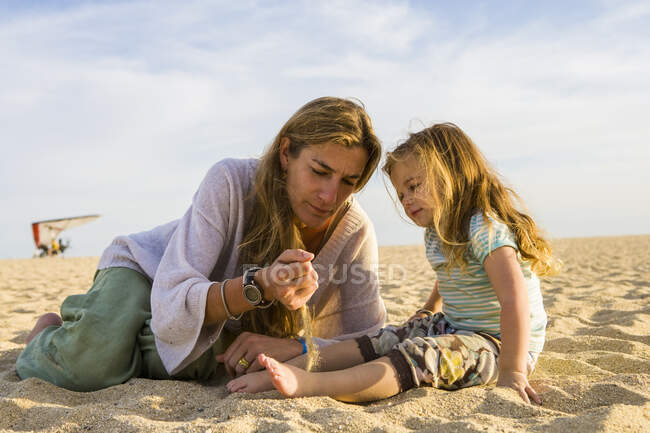 Madre e figlia che giocano sulla spiaggia, Cabo San Lucas, Messico — Foto stock