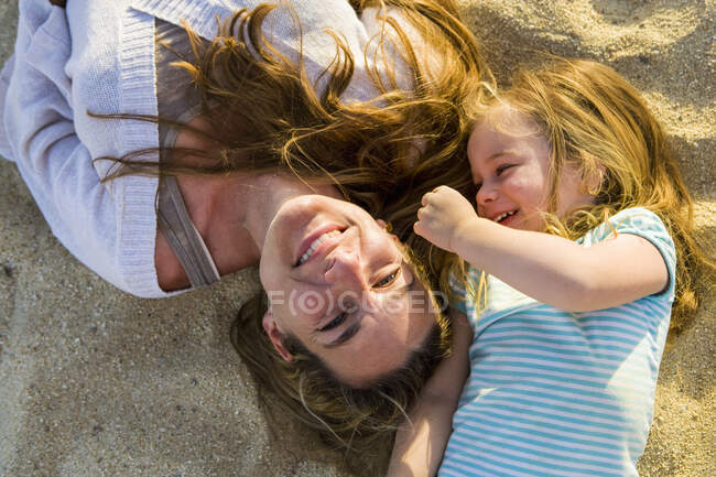 Мати і дочка грають на пляжі в Сан - Лукасі (Мексика). — стокове фото