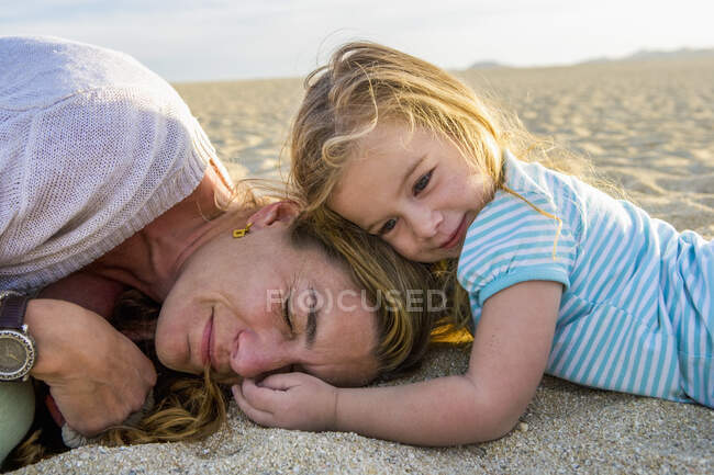 Mãe e filha brincando na praia, Cabo San Lucas, México — Fotografia de Stock