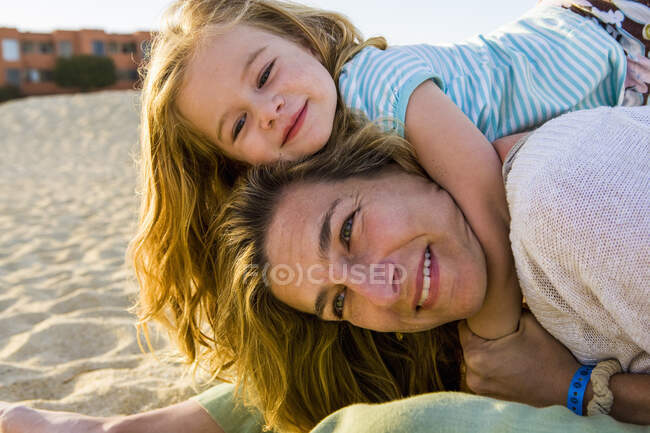 Mutter und Tochter spielen am Strand von Cabo San Lucas, Mexiko — Stockfoto