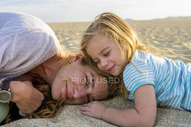 Madre e hija jugando en la playa, Cabo San Lucas, México - foto de stock