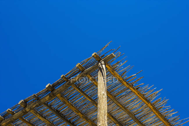 Niedriger Blickwinkel, ein hölzernes Kabinendach vor blauem Himmel — Stockfoto