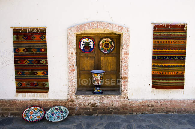 Shop on a street displaying local rugs and bowls — Stock Photo