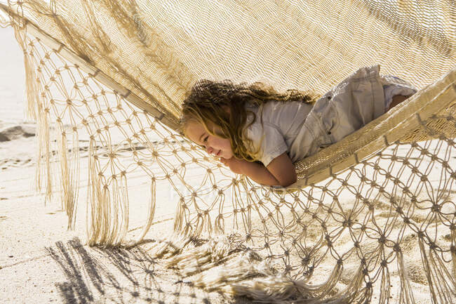 Niña de 3 años descansando en hamaca, Cabo San Lucas, México - foto de stock