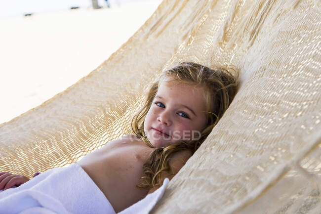 Menina de 3 anos descansando na rede, Cabo San Lucas, México — Fotografia de Stock