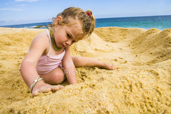 Junges Mädchen spielt im Sand, Cabo San Lucas, Mexiko — Stockfoto