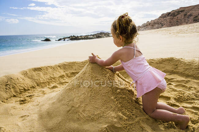 Jeune fille jouant dans le sable, Cabo San Lucas, Mexique — Photo de stock