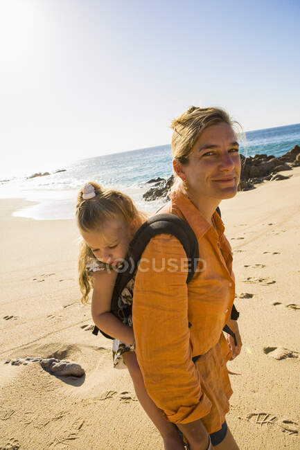 Mutter und Tochter am Strand von Cabo San Lucas, Mexiko — Stockfoto