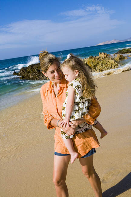 Mãe e filha na praia, Cabo San Lucas, México — Fotografia de Stock