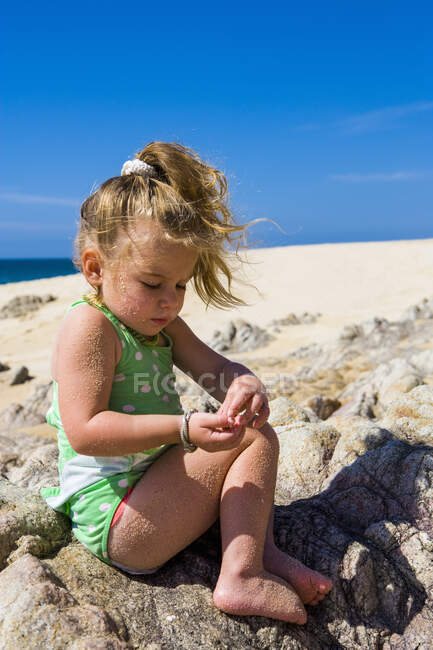 Ragazza di 3 anni che gioca sulla spiaggia, Cabo San Lucas, Messico — Foto stock