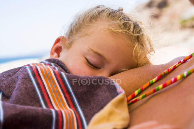 Primo piano vista di carino dormire 3 anno vecchia ragazza sulla spiaggia — Foto stock