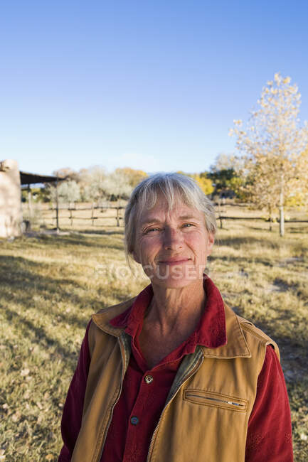 Зрелая женщина дома на своей территории в сельской местности — стоковое фото