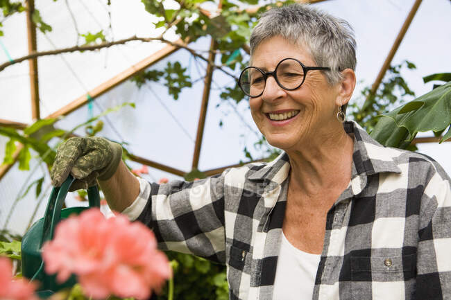 Садоводство для женщин старшего возраста в геодезическом куполе — стоковое фото