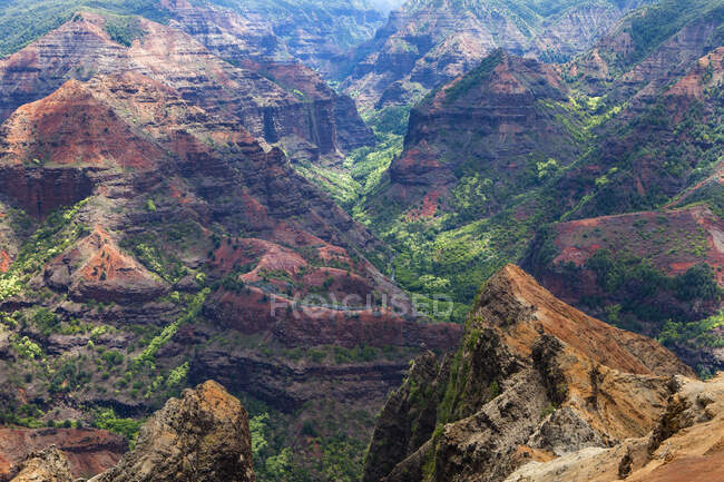 Vista elevada de profundos cañones, verdes valles fértiles y empinadas cumbres de un paisaje insular - foto de stock