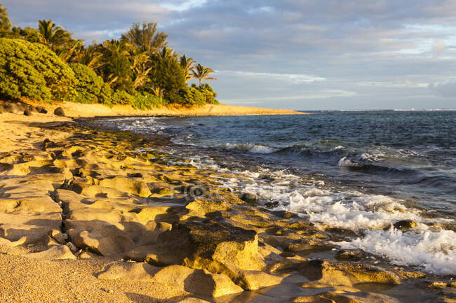 Рассвет на пляже Ханалей, Кауаи, Гавайи — стоковое фото