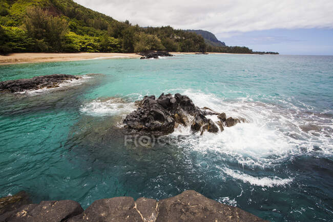 Baia e promontorio con riva rocciosa, sabbia e acqua turchese. — Foto stock