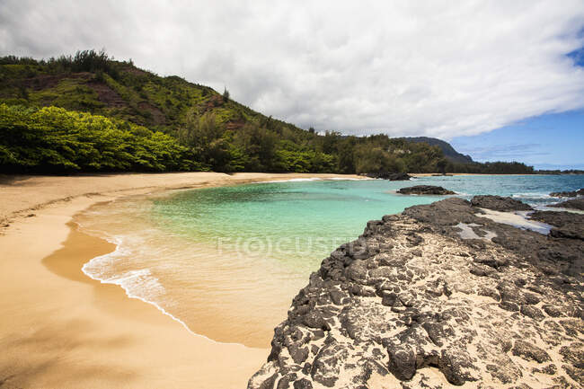 Лаваль скалы и мыс на гавайском побережье и потрясающий песчаный пляж. — стоковое фото