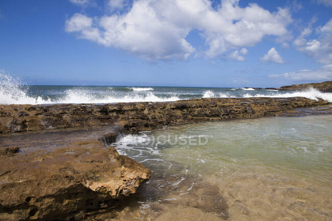 Красивая береговая линия и пляж, Кауаи, Гавайи — стоковое фото