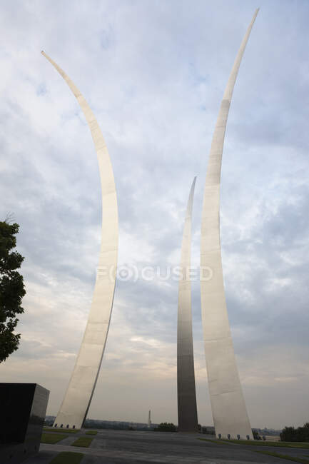 Monumento a la Fuerza Aérea contra el cielo nublado, vista de ángulo bajo - foto de stock