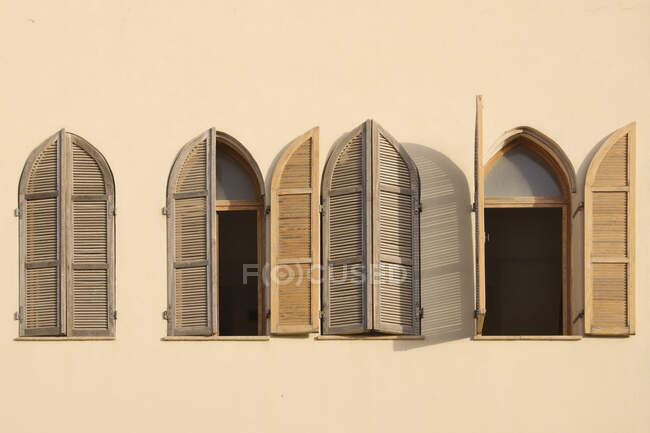 Fila de persianas de madera y pared - foto de stock