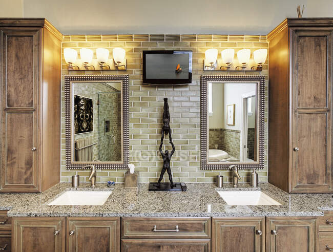 Comptoir de salle de bain avec éclairage de vanité — Photo de stock