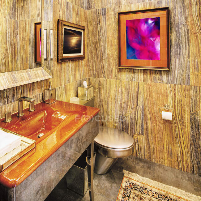 Salle de bain intérieure avec un décor de grain de bois — Photo de stock