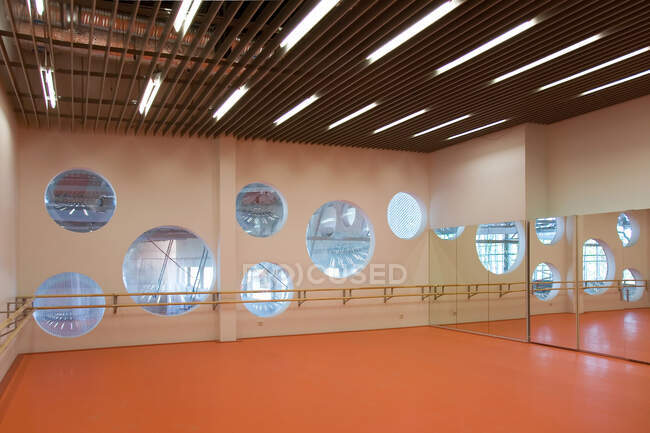 Bâtiments universitaires modernes, architecture et intérieur, studio avec barre de danse. — Photo de stock