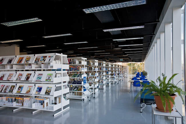 Öffentliche Bibliothek, moderner Innenraum mit Bücherregalen — Stockfoto