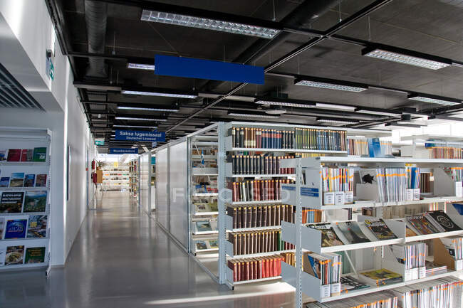 Biblioteca pubblica, interni moderni con scaffali di libri — Foto stock