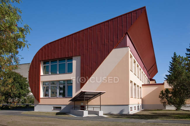 Внешний вид здания современной школы в солнечный день — стоковое фото