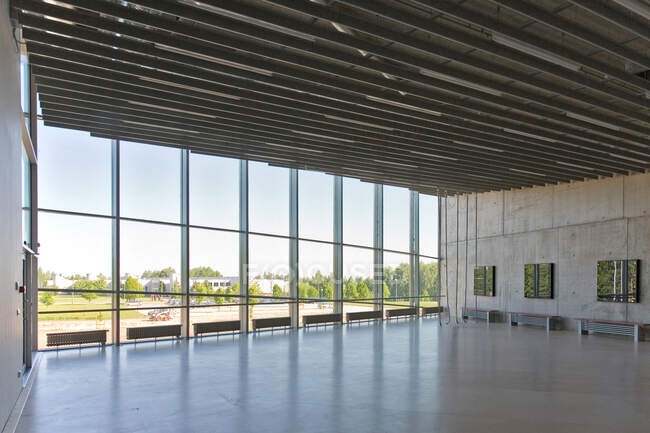 Lobby vide dans un bâtiment moderne — Photo de stock