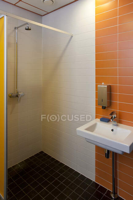 Tiled Workplace Banheiro Interior — Fotografia de Stock