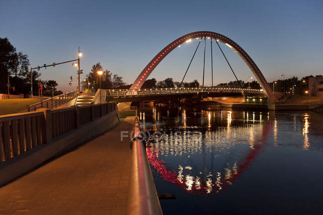 Puente de Estonia y Archway al anochecer - foto de stock