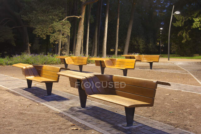 Современные скамейки в парке — стоковое фото