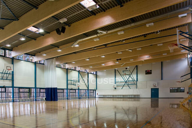 Пустой современный гимнастический зал — стоковое фото