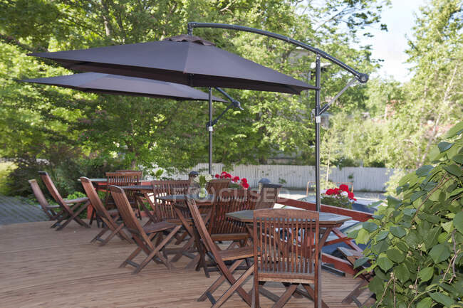 Tables and Chairs on Hotel Deck — Stock Photo