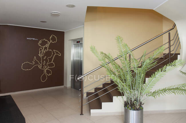 Hotel Stairwell y Lobby Interior - foto de stock