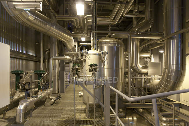 Tuyaux industriels dans une centrale électrique — Photo de stock