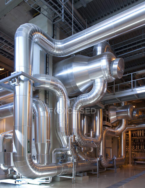 Tubi industriali in una centrale elettrica — Foto stock