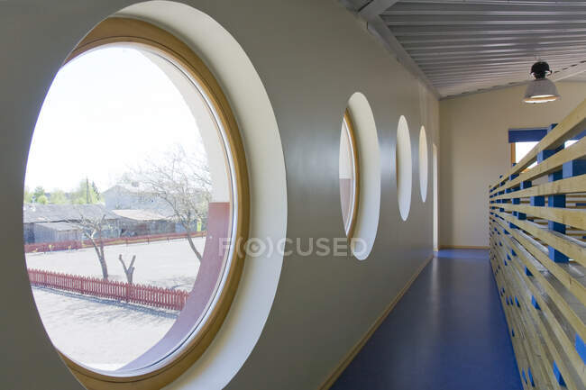 Finestre rotonde in un corridoio scolastico. — Foto stock