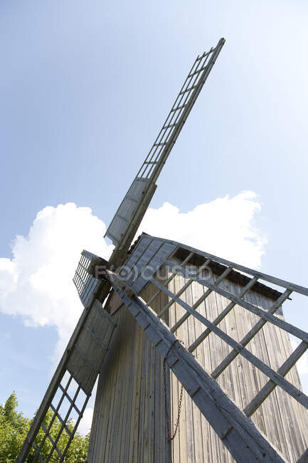 Mulino a vento conservato con vele in legno, vista a basso angolo — Foto stock