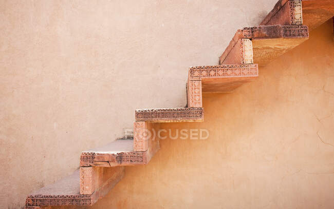 Pasos en la pared exterior en Agra, concepto de cultura india - foto de stock
