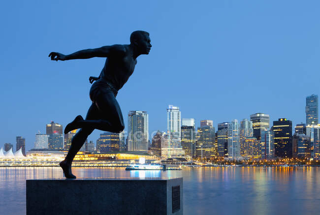 Correndo Escultura com um fundo Downtown — Fotografia de Stock