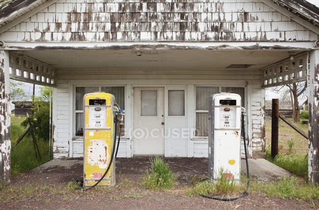 Vieilles pompes à essence dans une station-service déserte — Photo de stock